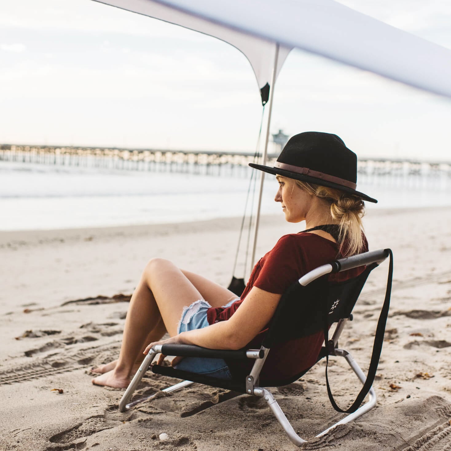 Low beach chair online with canopy